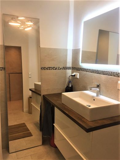 Modern, Stilvoll, saniert - zwei Loggien, EBK, Ankleideraum *ohne Provision – Badezimmer