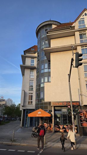 Frisch renoviert: Großzügige 140 m² Etagenwohnung mit Süd-Balkon, Parkett, Duschbad & TG-Stellplatz – Außenansicht