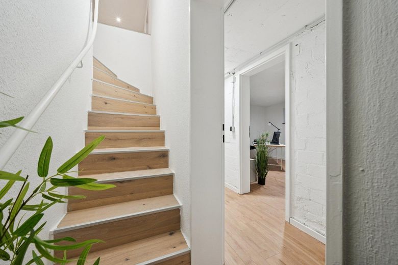 Modernisierte Wohnung mit Reihenhauscharakter, mit Gäste WC und Garten *von Privat* – Treppe in das Kellergeschoss