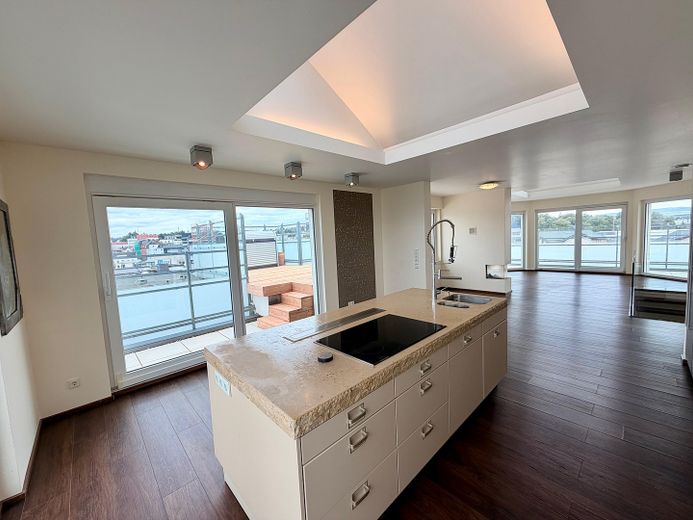 Limburg şehir merkezinde lüks penthouse – 196 m², katedral manzarası, whirlpool ve Gaggenau mutfak – Kücheninsel