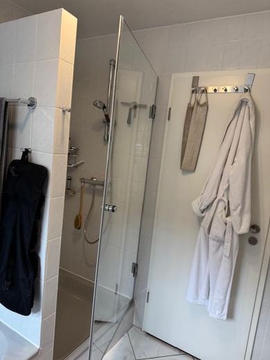 Saarbrücken! Luksusowy dom przy lesie, a jednak w mieście – spokojna, prestiżowa lokalizacja, wszechstronne możliwości wykorzystania – DG- Bad/WC +Dusche
