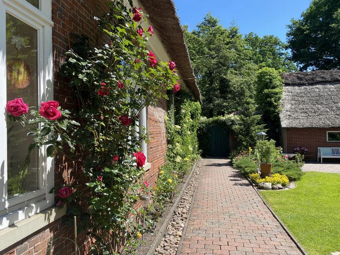 Großzügiges Anwesen unter Reet mit großem parkähnlichem Grundstück - vielseitig nutzbar. – Weg am Haus mit Eingangstor