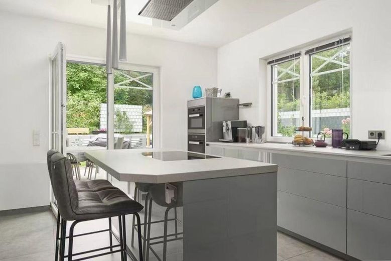 Einzigartige Villa in Berlin-Biesdorf mit 6 Zimmer plus Garten und Pool – Wohnzimmer
