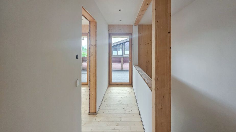Stadtvilla mit kleinem Garten - Neubau Massivholzhaus am Waldrand mit 180m² Wohnfläche – Oberer Flur