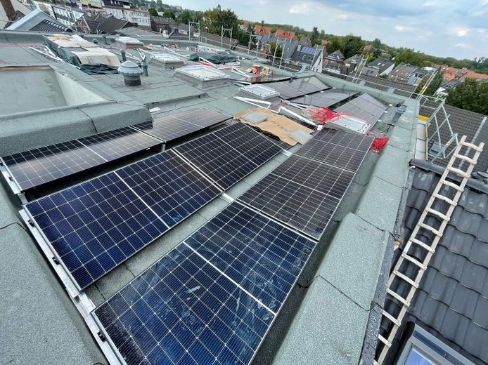 GV-Stadt, 3 Z/K/D/B/Abst., 79 m² mit Süd-Balkon, Aufzug, barrierefrei, Wärmepumpe, PV-Strom – PV-Anlage