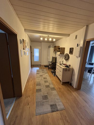 3 Zimmer, überdachter Balkon, ruhiges Haus, EBK, Tageslichtbad mit Wanne und Dusche – Flur mit Beispieleinrichtung