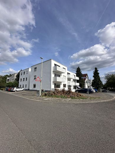 Luminoso appartamento ristrutturato di 1 stanza, libero e in posizione eccellente, con balcone e posto auto – Ansicht Außen 