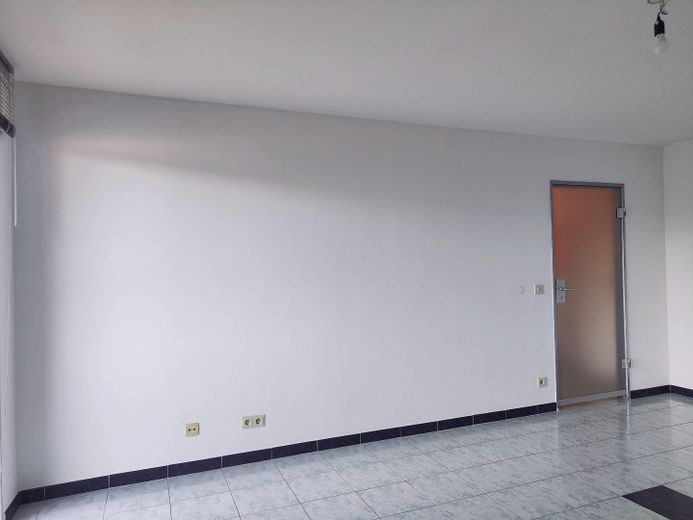 von Privat – Helle 2-Zimmerwohnung mit großer, wettergeschützter Südwestloggia – München-Bogenhausen – Wohnzimmer