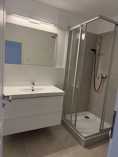 Badezimmer mit Dusche 