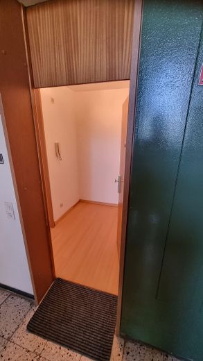 Wohnung mit grandioser Aussicht im 8.OG zu verkaufen – Wohnungseingang