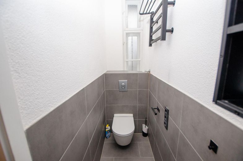 Sin comisión: apartamento de época renovado de 2 habitaciones en Schulstraße – Duschbad / WC