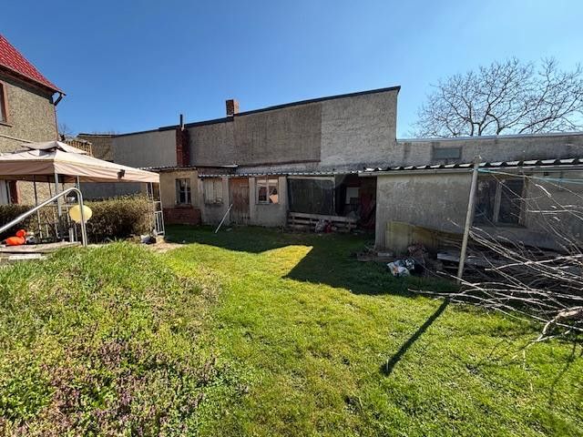 Gartenansicht auf Nebengebäude