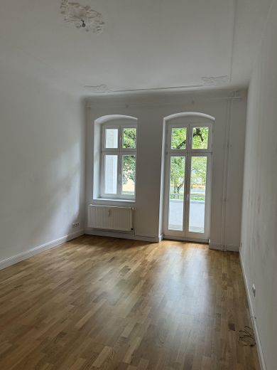 Stilvoll modernisierte Altbauwohnung mit Balkon im beliebten Florakiez – Wohnzimmer