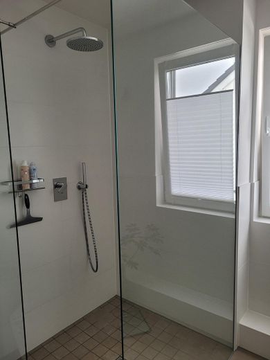 D'dorf çok yakın: 1.295 Euro soğuk kira, balkonlu yeni yapı çatı katı dairesi – Bad/Raindance-Dusche