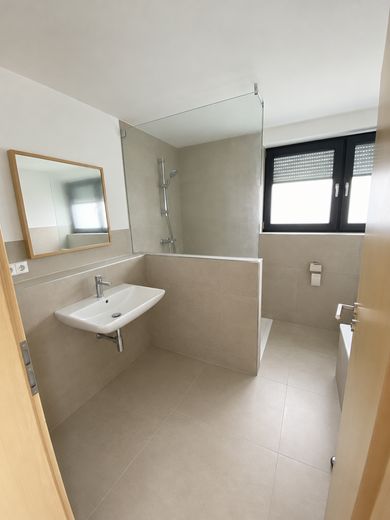 Hochwertig modernisiertes Einfamilienhaus in begehrter, stadtnaher Lage (provisionsfrei, Erstbezug) – Badezimmer