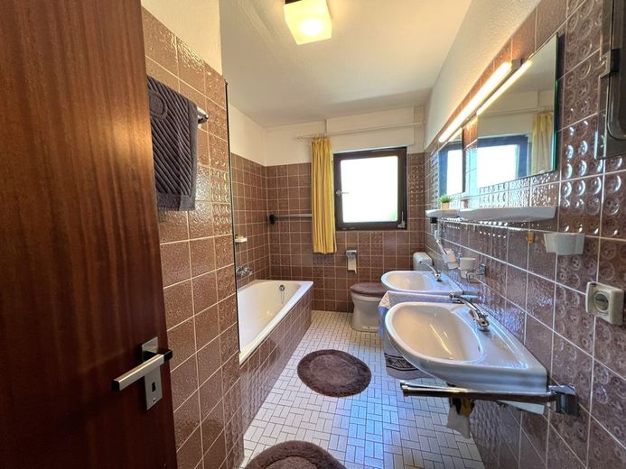 Rarität in Bochum-Stiepel: Charmantes freistehendes Einfamilienhaus mit weitläufigem Grundstück – Badezimmer