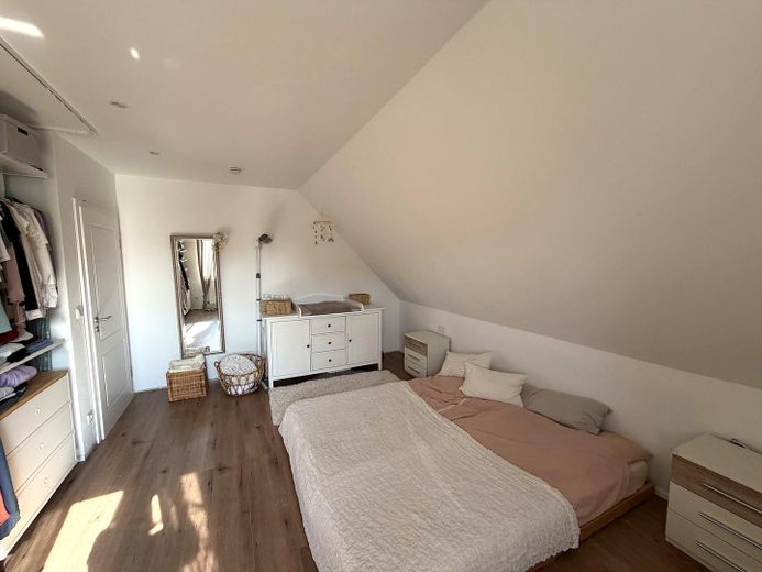 Renoviertes Einfamilienhaus in ruhiger Lage – Zimmer 1 OG