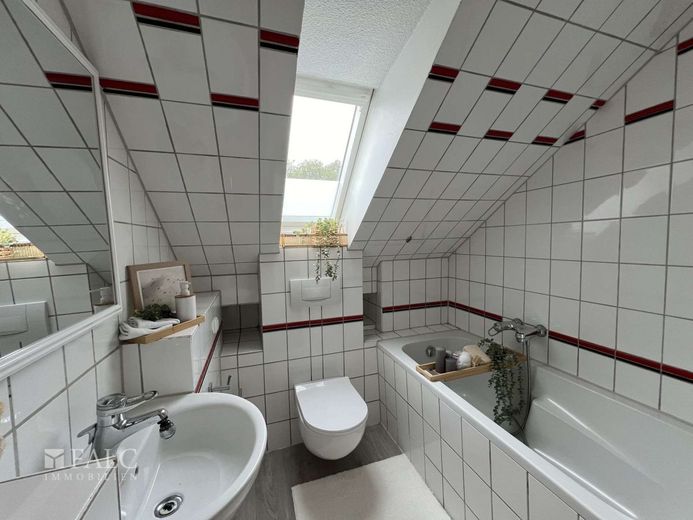 Sonnige Dachgeschosswohnung in Bestlage - Essen Bergerhausen – Badezimmer