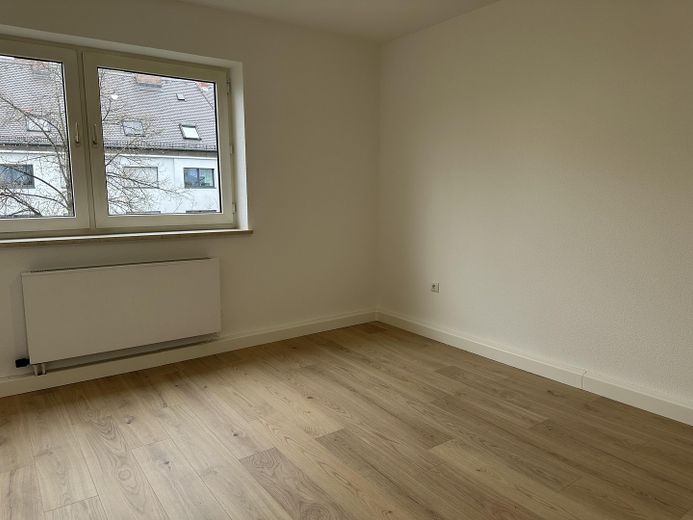 *Provisonsfrei* 3 Zimmer Wohnung nahe Harras – Frisch renoviert – Schlafzimmer 