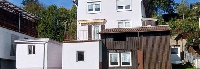 RESERVIERT: Freistehendes Einfamilienhaus mit großem Garten hat Ausbaupotential – Gartenansicht
