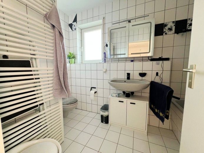 BEZUGSFREIES DACHGESCHOSS MIT EINBAUKÜCHE – Tageslichtbadezimmer