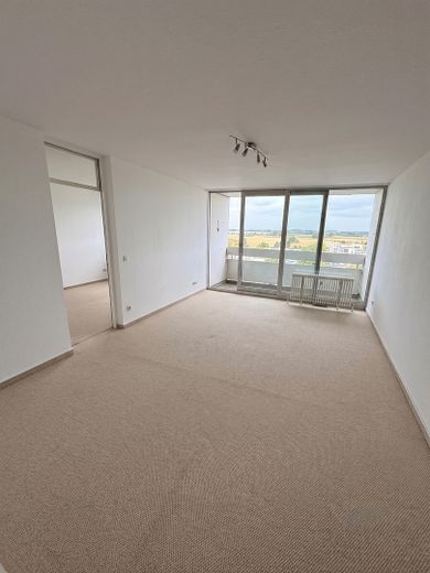 Lichtdurchflutete 3 Zimmer Wohnung mit eigenem Tiefgaragenstellplatz zu verkaufen – Wohnzimmer mit Balkon