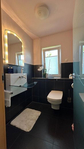 Straordinaria casa unifamiliare moderna con doppio garage – Gäste WC
