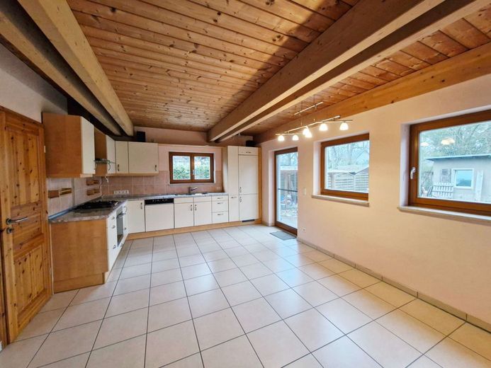 Hochwertige Baukunst &amp; nachhaltige Ausstattung - ein Zuhause mit Zukunft – geräumige Küche mit Tür in den Garten
