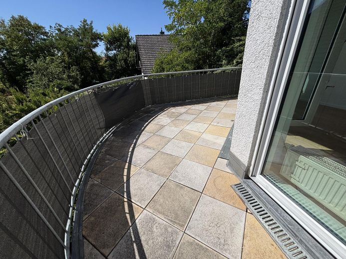 Helle, ruhige, großzügige 2-Zi-Wohnung mit größerem Balkon und PKW-Stellplatz, kleinere Wohneinheit – großer Sonnenbalkon mit Blick