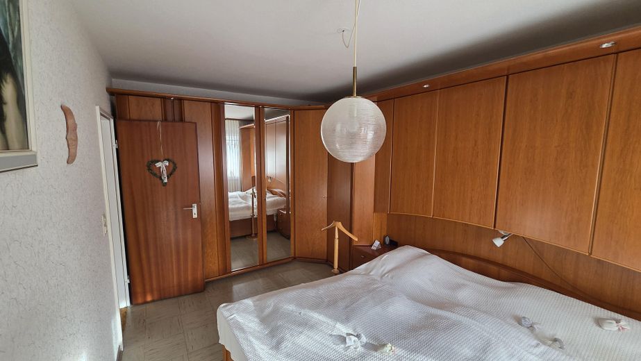 Sin comisión: casa adosada intermedia en Colonia-Esch de particular – Schlafzimmer 1. OG