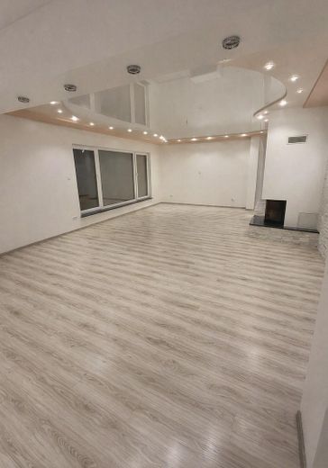 Moderne Luxusvilla: 432 m² Wohnfläche, PV-Anlage, Wärmepumpe & Sauna – Wohnbereich mit Panorama-Kamin