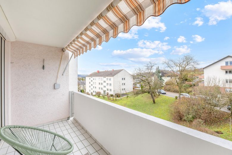 Koop nu tegen een goede prijs wanneer anderen op vakantie zijn - gerenoveerd 3,5-kamerappartement met balkon – Balkon