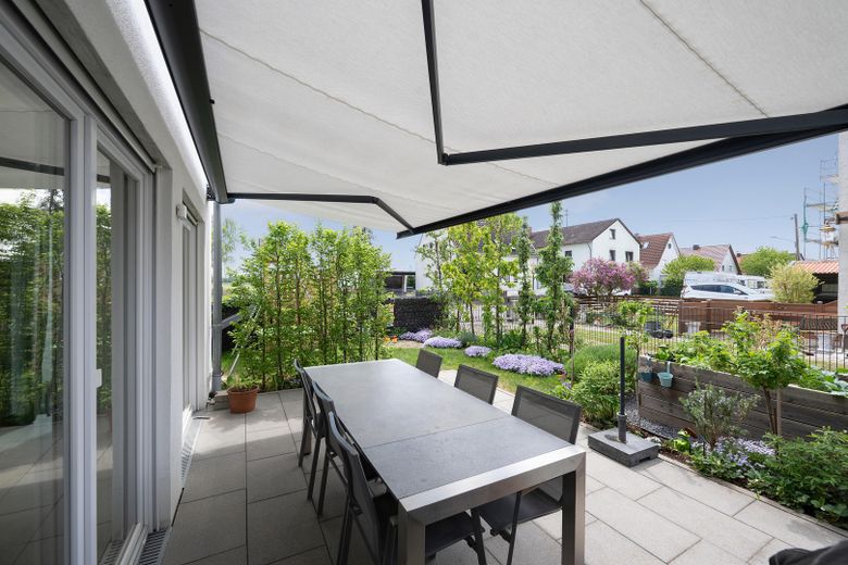 Neuwertige Doppelhaushälfte mit exklusiver Ausstattung, PV-Anlage und sonnigem Südwestgarten – Gemütliche Süd/Westterrasse