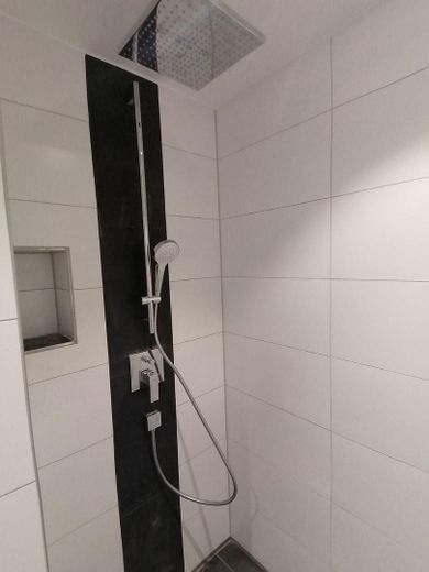 4-Zi.-Wohnung mit Terrasse und Garten in Kliniknähe – Dusche