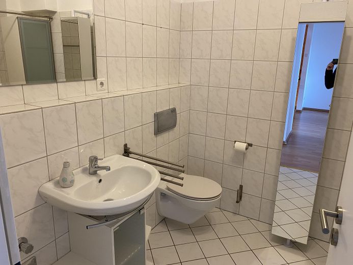 Duschbad mit Spiegelschrank