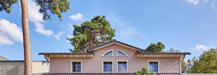 Luxueus Baufritz-houten huis in New England-stijl in de bosvillawijk – Straßenansicht