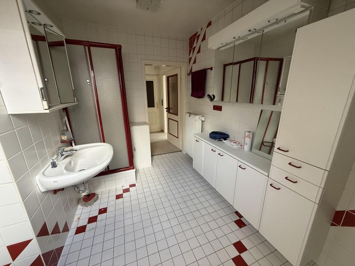 137 m² Maisonette im Zweifamilienhaus – 4 Zimmer, große Wohnküche, 2 Bäder & eigener Eingang – Bad 1 (1. OG)
