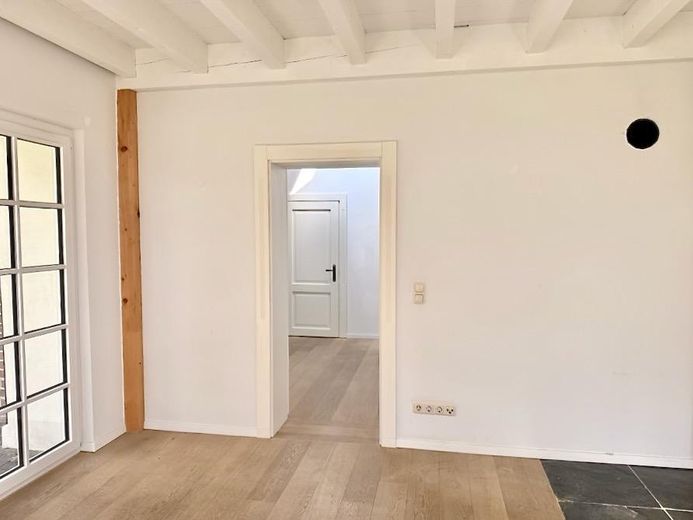 PROVISIONSFREI * HISTORISCHER CHARME & NEUBAUKOMFORT * A+ EFFIZIENZ * BAUERNHAUS AUF HOFANLAGE – Durchgang zu 2 Zi. und Bad 