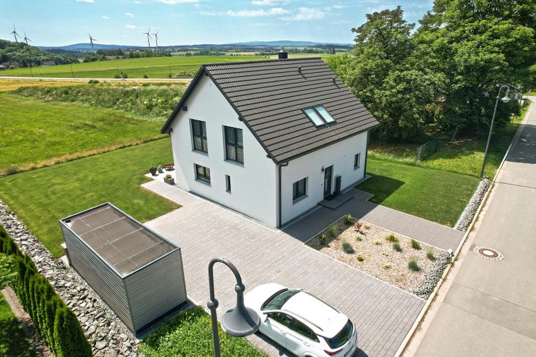 Freiraum, Panoramablick & top angebunden bei Hof: Neuwertiges Einfamilienhaus (2021, KFW-40, A+) – Luftbild Sommer Richtung Süd