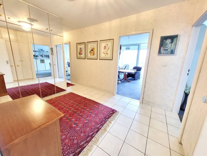 Bogenhausen 15° piano appartamento di 3 locali con vista sulle Alpi e piscina sul rooftop – vendita privata! – Flur