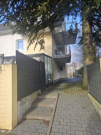 Hausgefühl statt Wohnung: Moderne 3-Zi.-Maisonette mit Garten, Terrasse & Balkon (BJ 2013) – Außenbereich