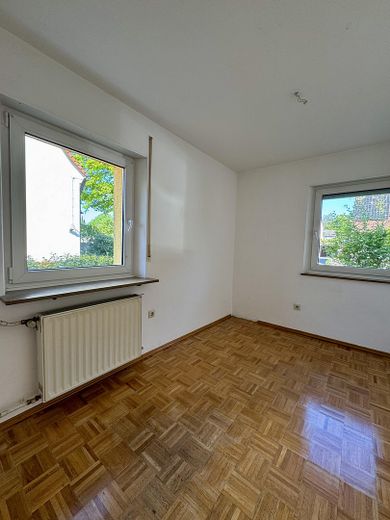 Freistehendes Haus, nutzbar als großzügiges Einfamilienhaus oder Zweigenerationenhaus – EG Arbeits- oder Kinderzimmer