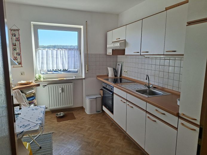 Sehr gepflegte 3-Zimmer-Wohnung mit Balkon, großem Kellerraum und Garage in ruhiger Wohnlage – Küche