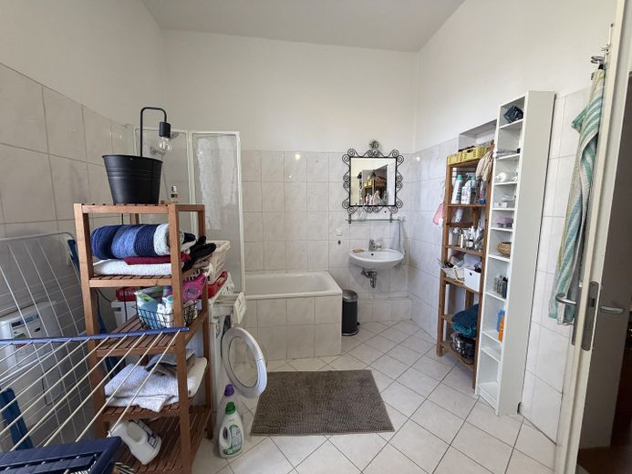 Appartamento centrale di 3 locali nel Nordend con cucina componibile e bagno con luce naturale – Badezimmer