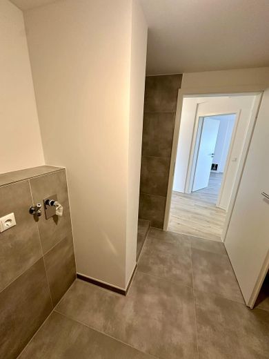 Großzügige 4,5-Zimmer-Wohnung mit ca. 135 m², Balkon, 2 Bädern, Aufzug und Garage in Düsseldorf-Bilk – Badezimmer