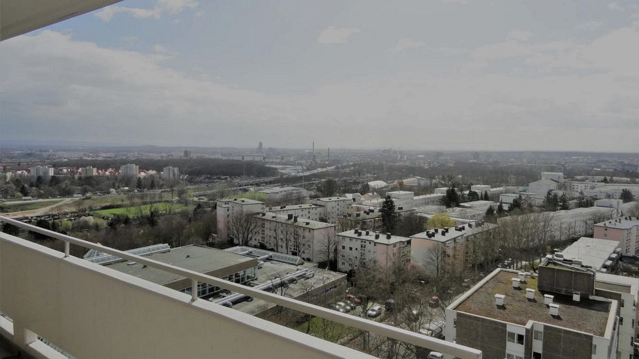 Inheidener Straße: Helle 2-Zimmer-Wohnung mit Süd-Balkon, Einbauküche & Top-Anbindung – Photo 1
