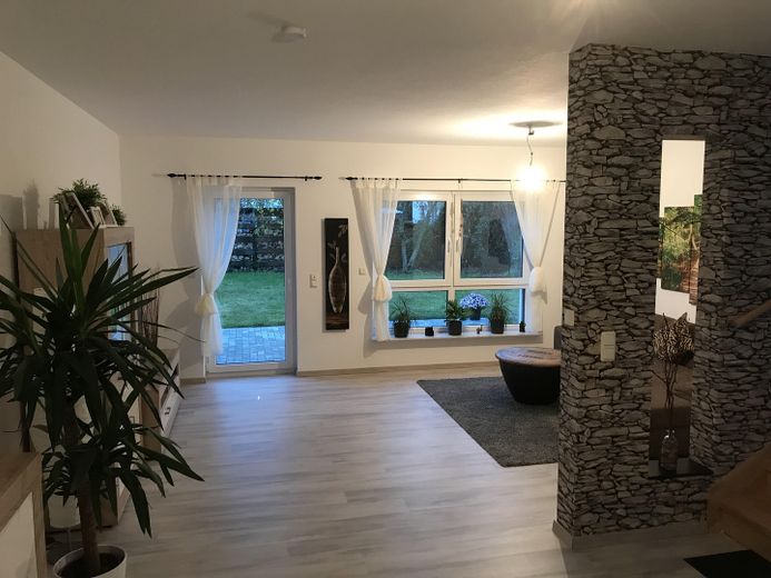 Warum Mieten, wenn man auch kaufen kann! Für 1375,00 EU werden Sie neuer Besitzer. – Musterhaus EG Wohnzimmer
