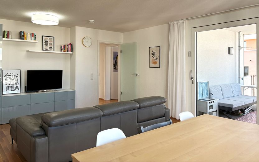 Neuwertige 4-Zimmer-Wohnung am Georgenberg | 2 TG-Stellplätze | Baujahr 2021 | provisionsfrei – Wohn-Esszimmer Bild 2
