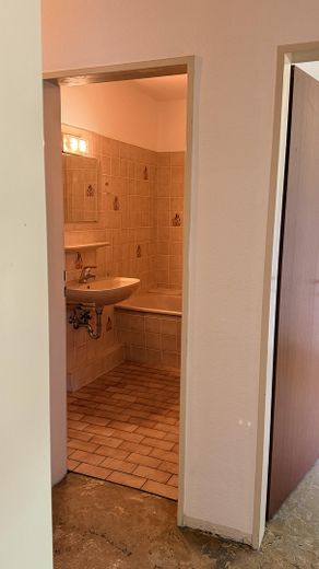Schöne helle 1,5 Zimmer Wohnung mit großem Balkon - sofort wohlfühlen – Badezimmer - Blick vom Flur