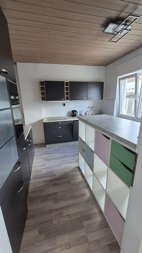 Casa a schiera di testa affascinante e modernizzata in posizione tranquilla alla periferia della città – Küche